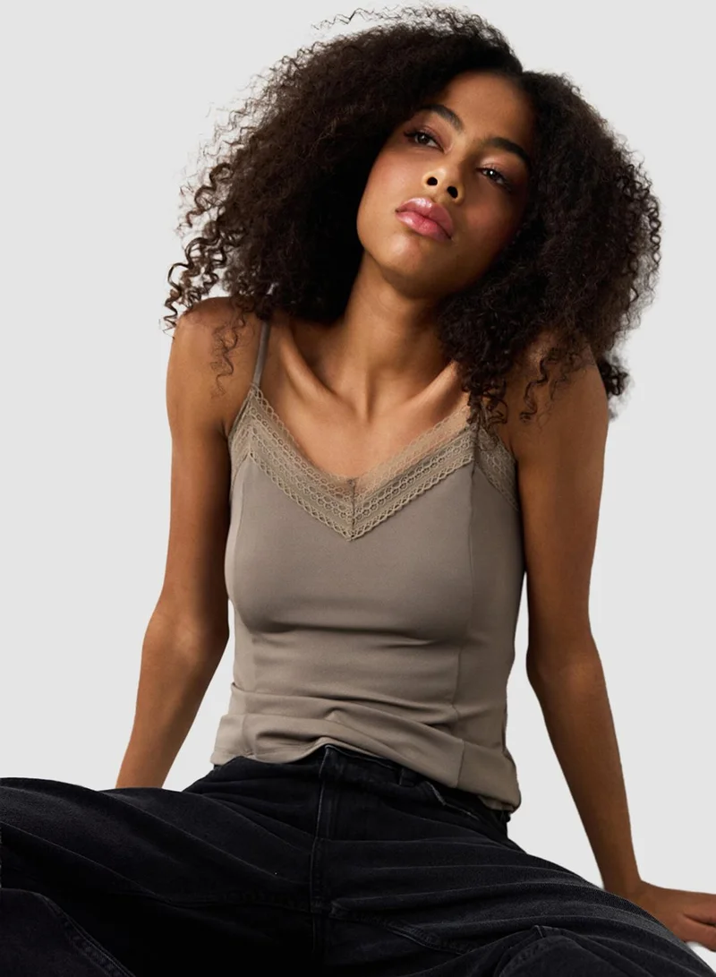 بنتي بلوزة كاميسول ضيقة بياقة على شكل حرف  ودانتيل